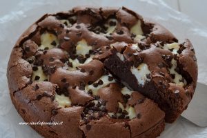 fetta di torta tenerina con la ricotta