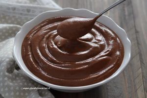 crema al cioccolato senza uova e senza latte e senza zucchero servita