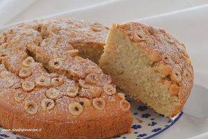 fetta di torta soffice alle nocciole sfornata