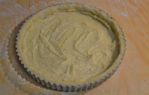 preparazione della crostata di pere e mandorle