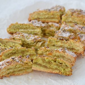 crostata arrotolata al pistacchio e marmellata di arance