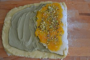 crostata arrotolata al pistacchio e marmellata di arance farcita