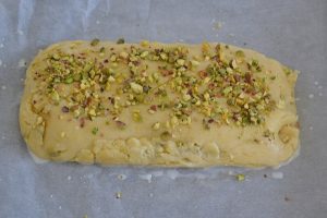 crostata arrotolata al pistacchio e marmellata di arance da infornare