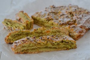 crostata arrotolata al pistacchio e marmellata di arance sfornata