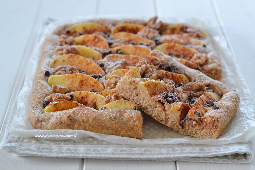 fetta di focaccia integrale con mele noci e gocce di cioccolato fondente