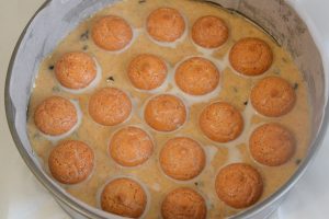 preparazione della torta di mele e amaretti con gocce di cioccolato