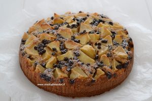 torta di mele e amaretti con gocce di cioccolato servita