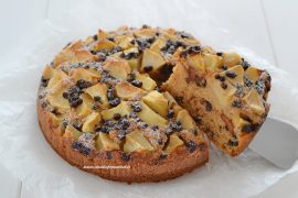 TORTA DI MELE E AMARETTI CON GOCCE DI CIOCCOLATO