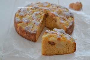 fetta di torta di pere e amaretti