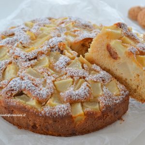 torta di pere e amaretti sfornata