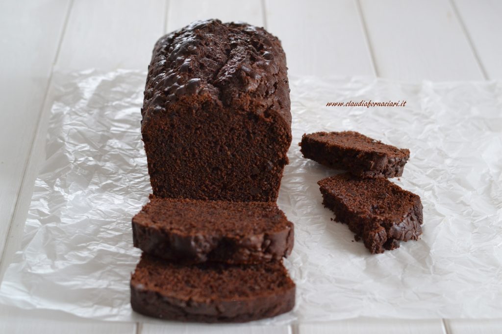 fette di plumcake al cioccolato peperoncino e brandy servito