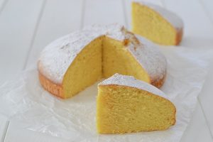 fetta di torta soffice al limone