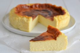fetta di tarta de queso cremosa