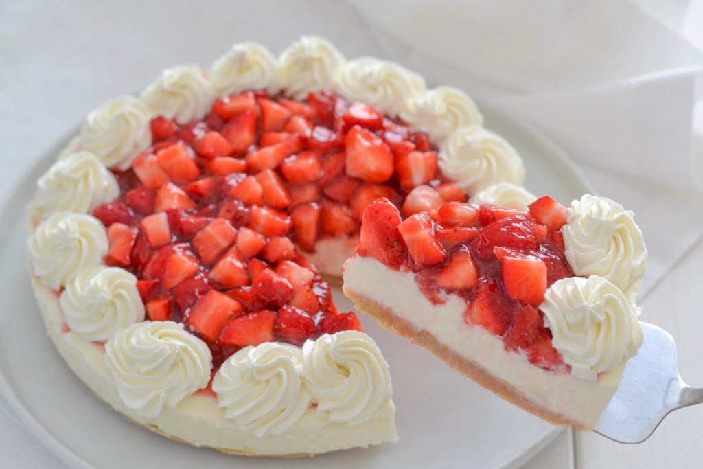 fetta di cheesecake alle fragole senza cottura