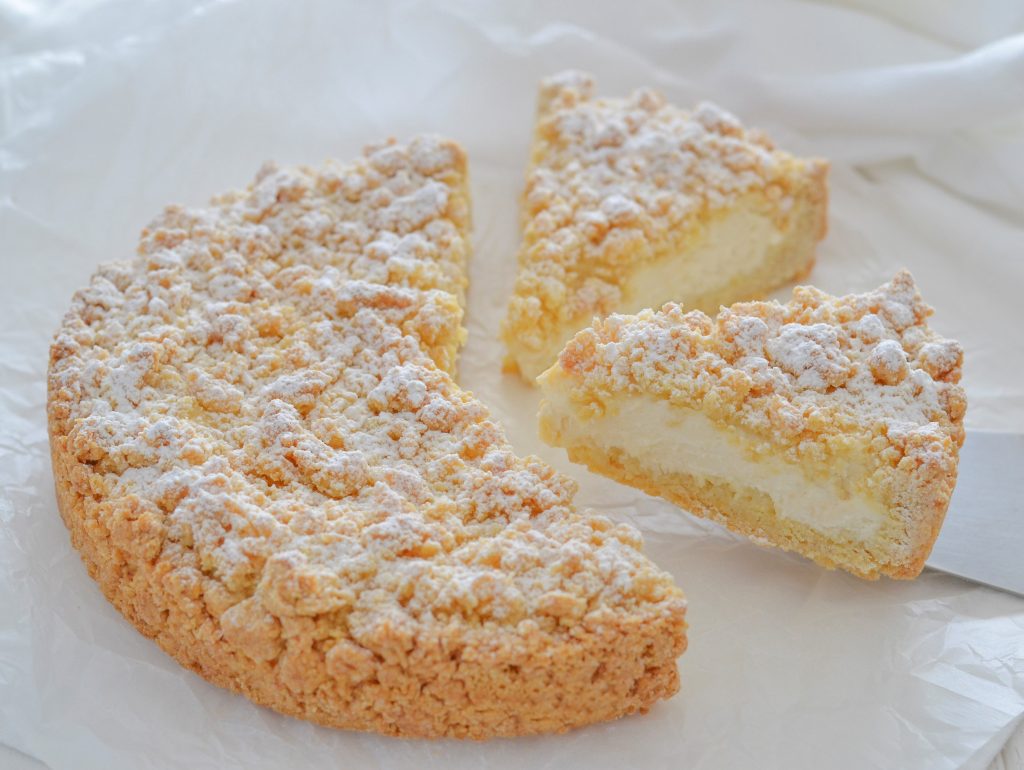 sbriciolata con ricotta e mascarpone servita