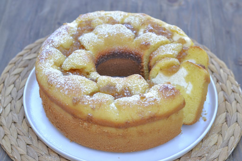 Ciambella con ricotta e marmellata di limoni servita