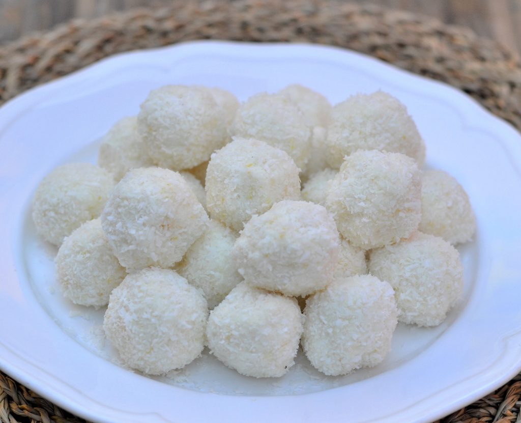 palline al cocco e limone e ricotta servite