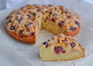 fetta di torta di mele e uva