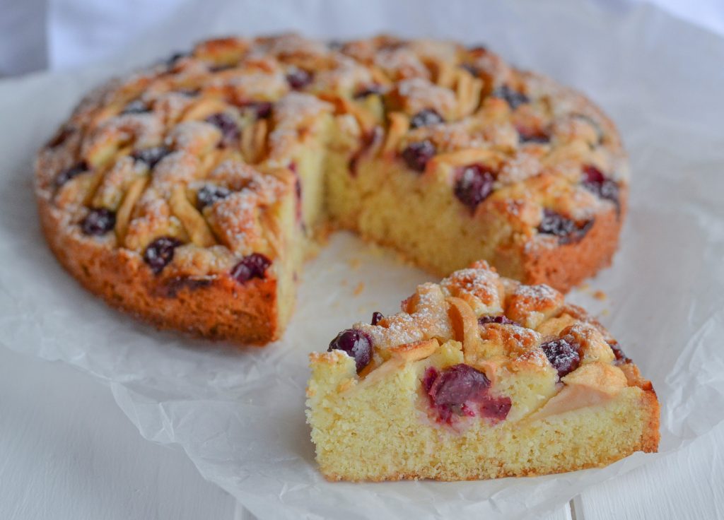 torta di mele e uva servita
