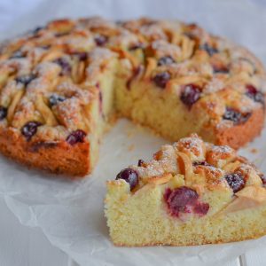 torta di mele e uva servita