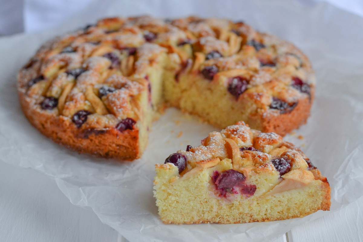 torta di mele e uva servita