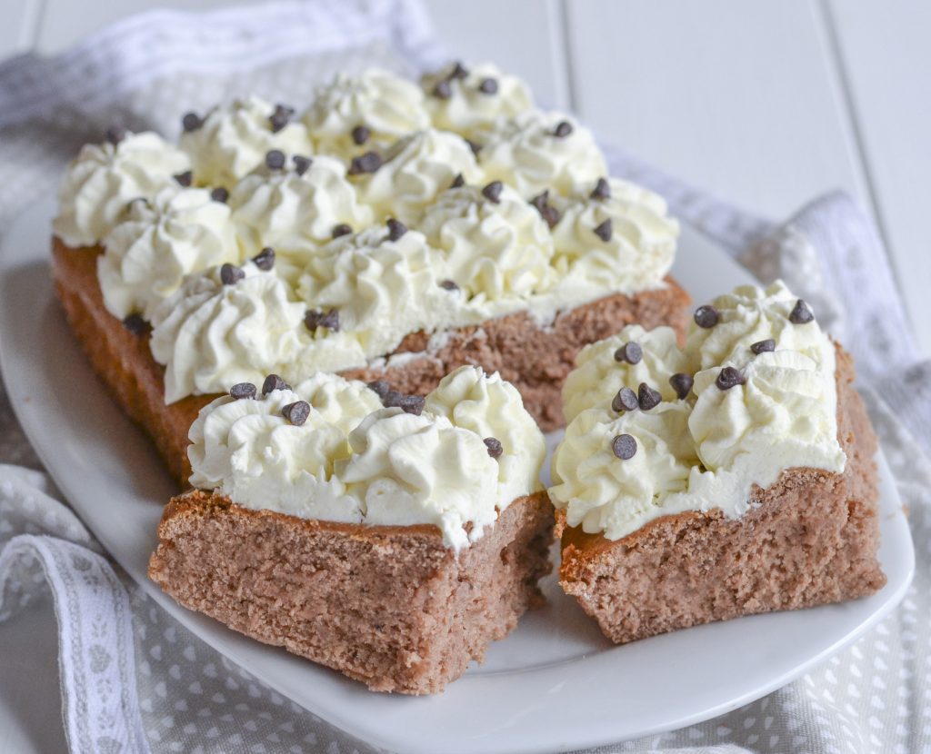 fette di torta cremosa di gelato al tiramisù con panna e mascarpone