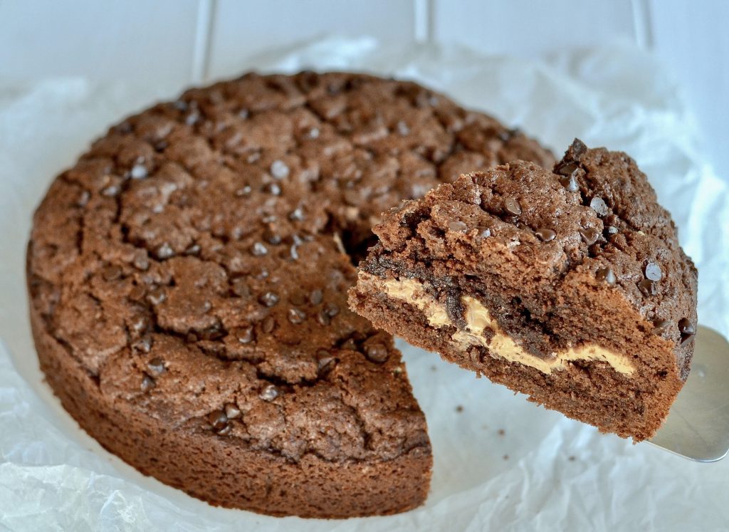 torta al cacao con crema alle nocciole servita per la colazione