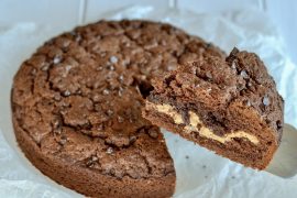 TORTA AL CACAO RIPIENA DI CREMA ALLE NOCCIOLE