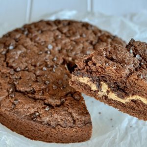 torta al cacao con crema alle nocciole servita per la colazione