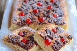 FOCACCIA CON MIELE, CIOCCOLATO E CILIEGIE CANDITE
