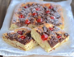 tranci di focaccia con miele, cioccolato e ciliegie candite
