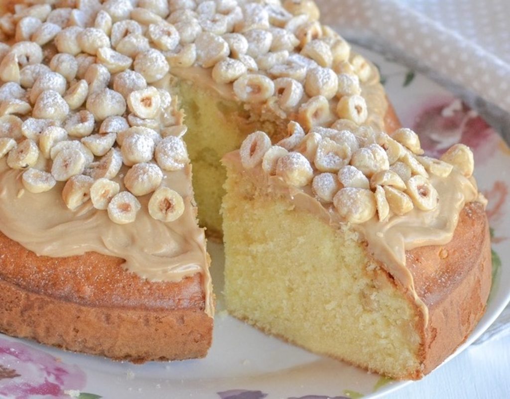 fetta di torta di nocciole