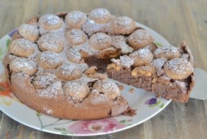 torta cremosa al cioccolato e amaretti