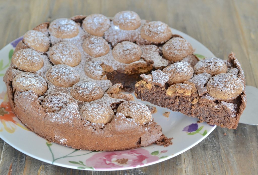 torta cremosa al cioccolato e amaretti servita