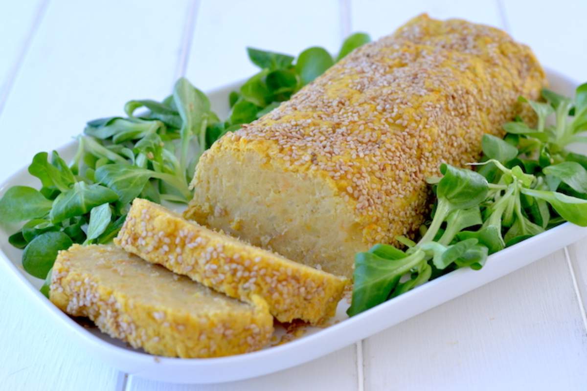 polpettone di ceci e patate servito