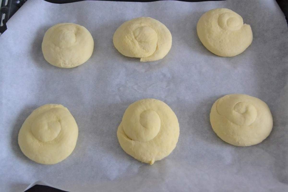 preparazione delle friselle pugliesi