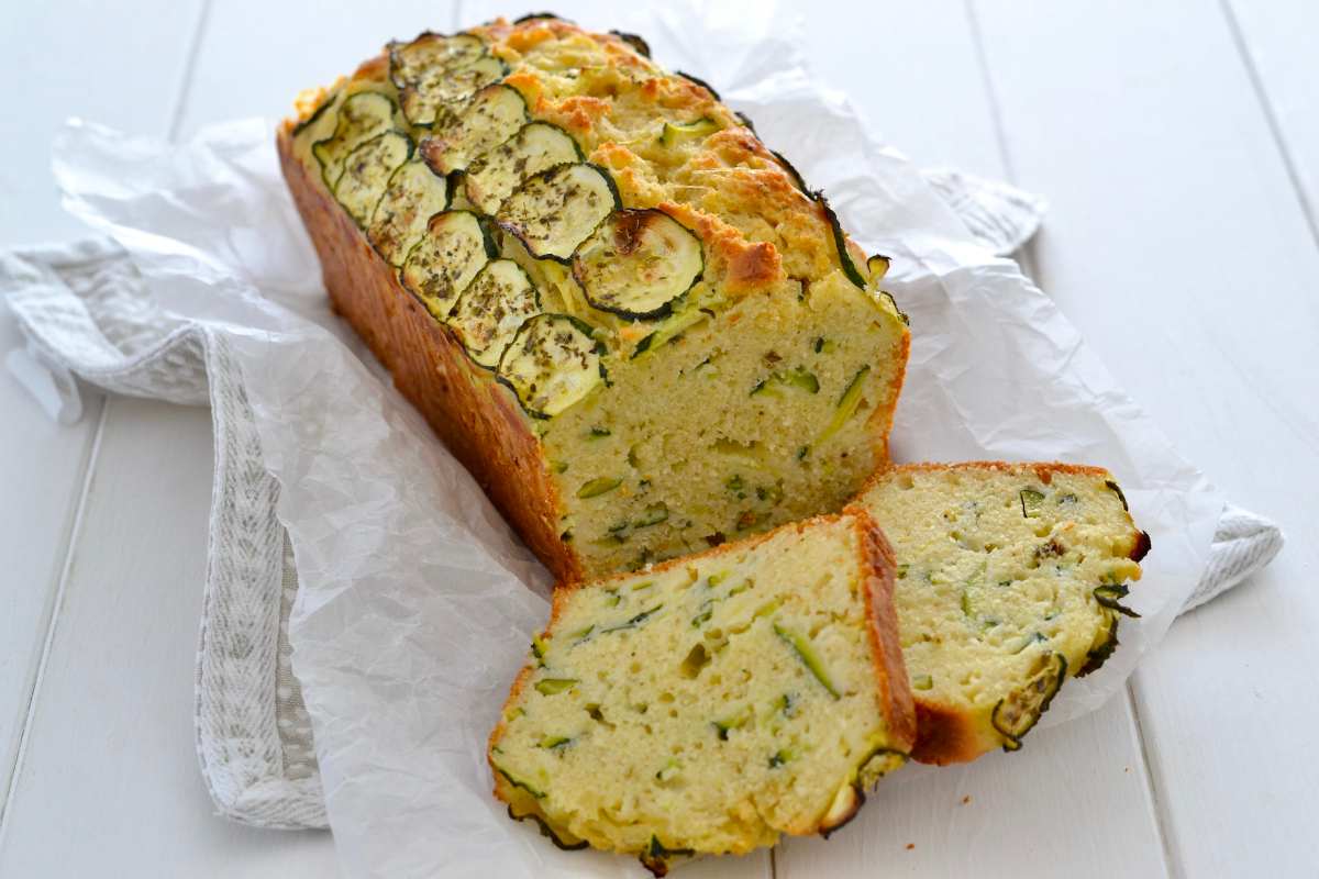 plumcake salato alle zucchine servito