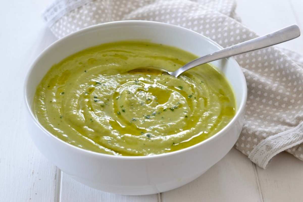 vellutata primaverile con asparagi e piselli