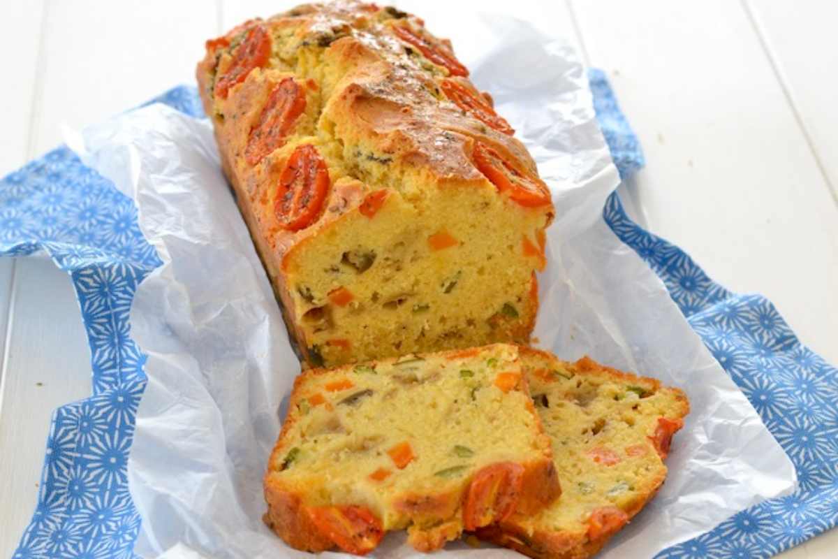 plumcake salato alle verdure servito