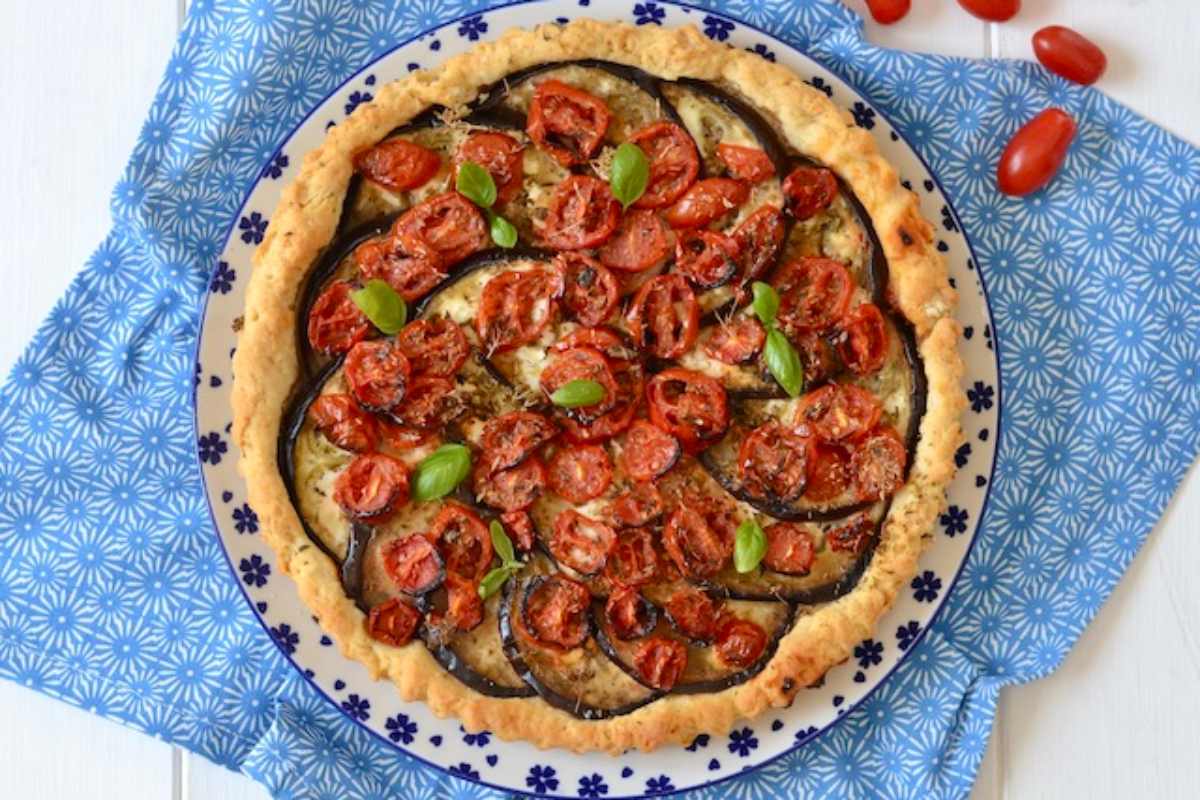 torta salata con melanzane e pomodorini e basilico